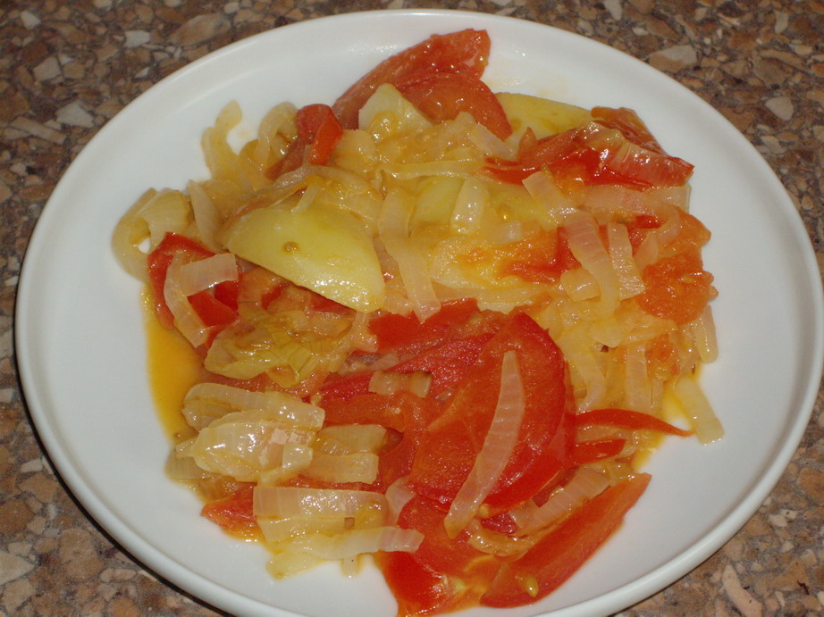 kartofelj-s-pomidorami-i-lukom